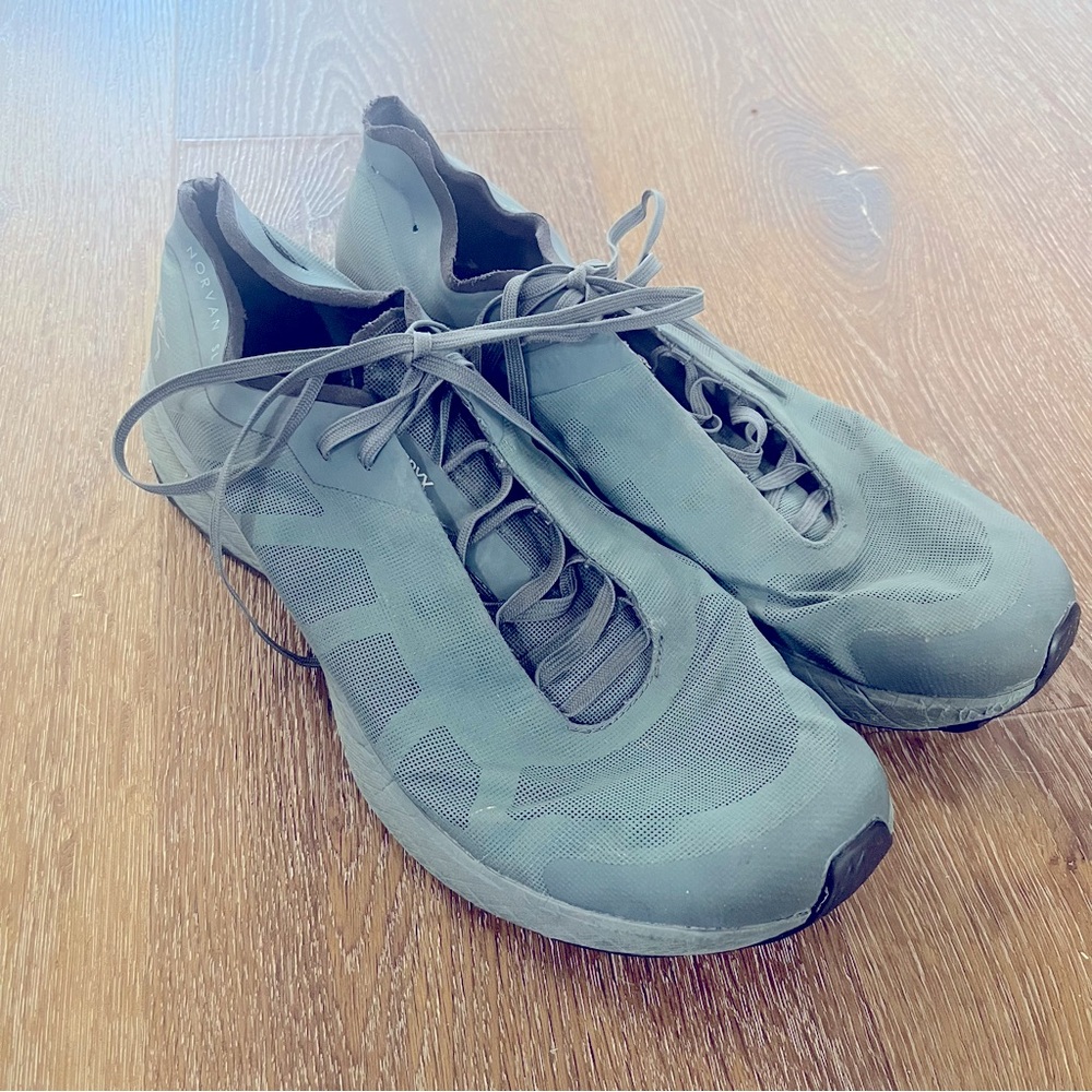 Men's Gray Athletic Shoes